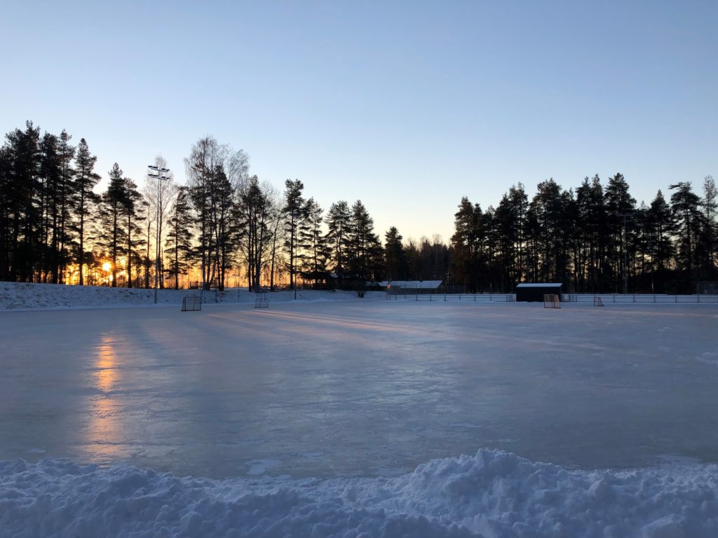 Urheilupuiston ulkojää.