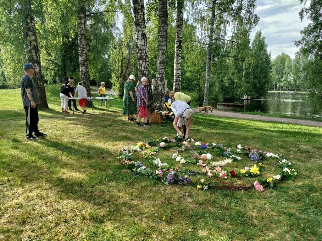 Kukkaspiraalin tekoa ja keskustelua Jyrängön rantatuvalla