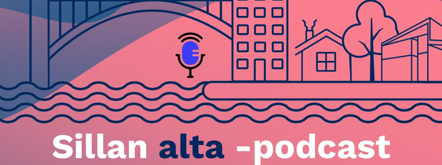 Kuvassa podcastin nimi ja grafiikka, jossa näkyy Heinolan kaupungin siluetti. Mikrofonin kuvake on sijoitettu Rautatiesillan alapuolelle.