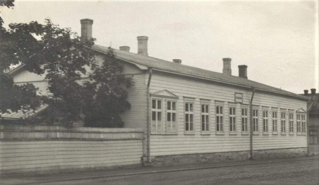 Mustavalkoinen valokuva kaupunginmuseon julkisivusta.