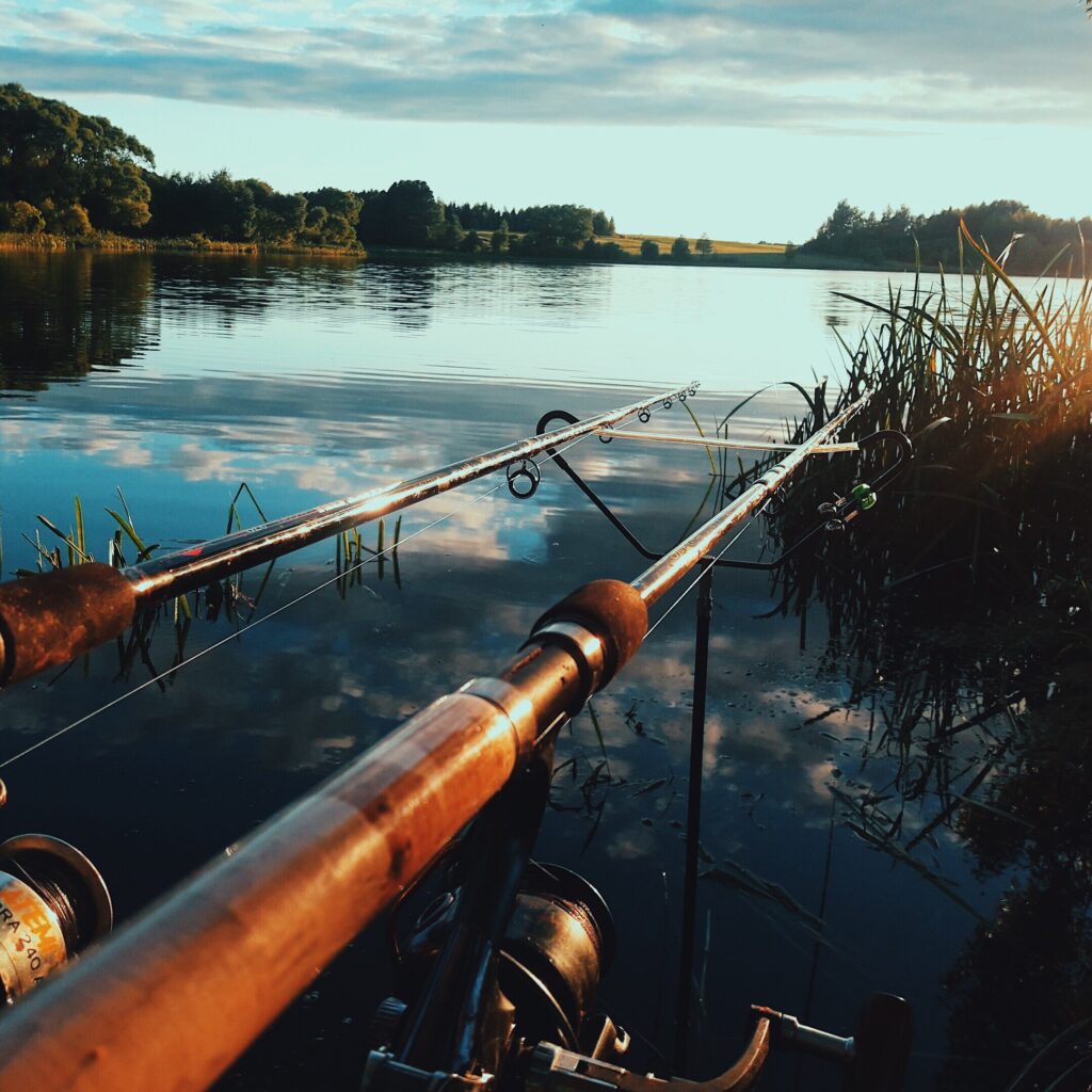 kuvassa pari vapaa. kalastusta järvellä